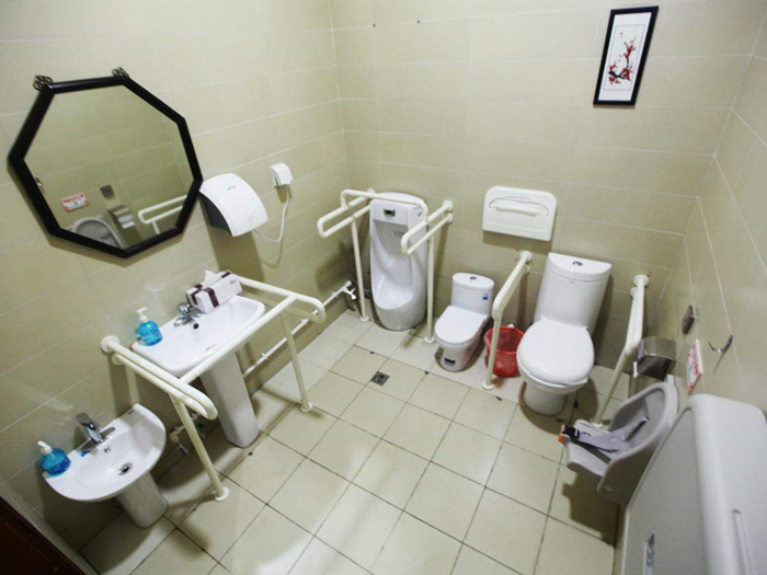 衛(wèi)生間扶手等設(shè)施應(yīng)該怎樣設(shè)置在無(wú)障礙衛(wèi)生間里呢？