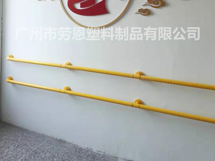 發(fā)展智慧社區(qū)養(yǎng)老，老人扶手等養(yǎng)老設(shè)施建設(shè)仍需完善