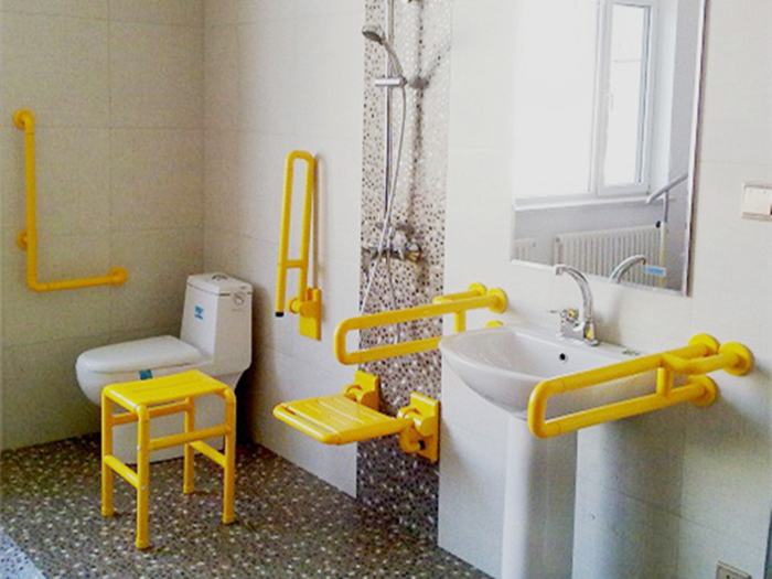 廣州開展家庭養(yǎng)老床位試點(diǎn)，幫助老齡家庭安裝無障礙扶手