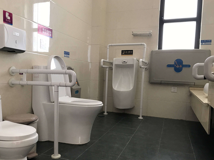 無(wú)障礙扶手出現(xiàn)在公共衛(wèi)生間，于細(xì)微處見(jiàn)關(guān)懷