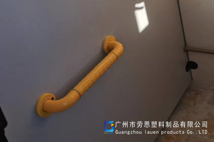 【佛山南?！可鐓^(qū)加裝無障礙扶手，給老人觸手可及的安全